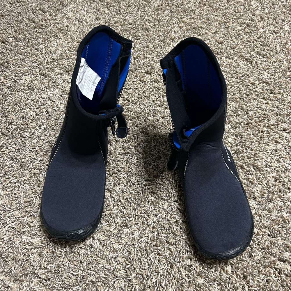 Aqualung 3mm dive booties.